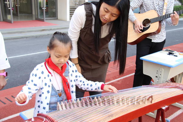学生体验古筝演奏